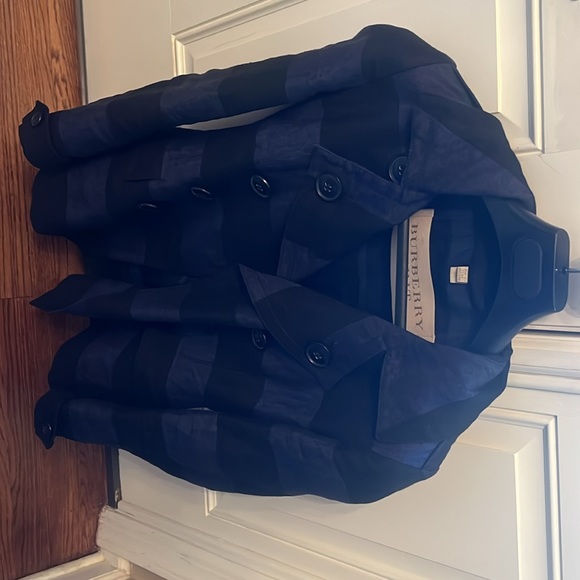 Burberry jacket size 2 has been sitting in my closet never worn nwot - Picture 4 of 5